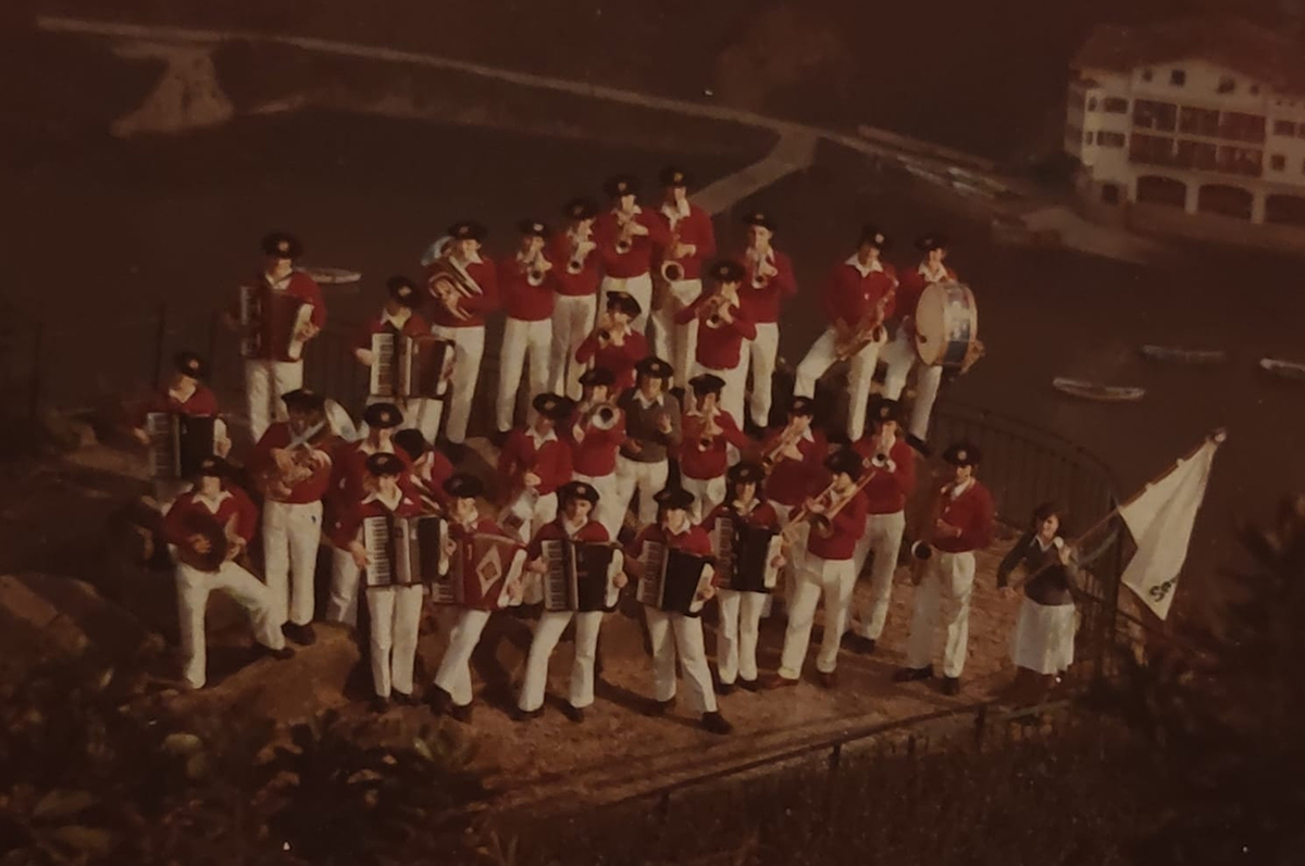 1980. Pasaia San Pedroko Tirri Tarra fanfarrea. 1973an sortua. (Iturria: Arantza Zurutuza-Xabier Baztarrika)